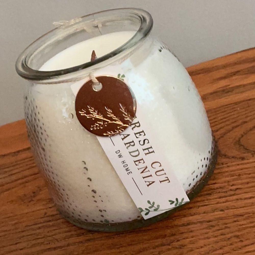 DW HOME White Scented Candle in Glass Holder 14oz scented Fresh Cut Gardenia NWT